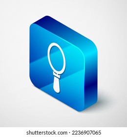 Icono de espejo de mano isométrica aislado en fondo gris. Botón cuadrado azul. Ilustración vectorial