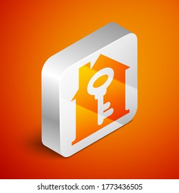 Isometrisches Haus mit Schlüsselsymbol einzeln auf orangefarbenem Hintergrund. Das Konzept des Hausschlüssels. Silberquadrat-Taste. Vektorgrafik