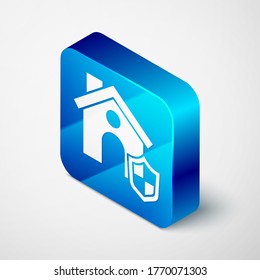 Casa isométrica con icono de escudo aislado en fondo gris. Concepto de seguro. Seguridad, seguridad, protección, concepto de protección. Botón cuadrado azul. Vector.