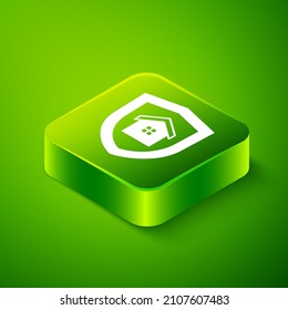 Isometrisches Haus mit Schild Symbol einzeln auf grünem Hintergrund. Versicherungskonzept. Sicherheit, Sicherheit, Schutz, Schutzkonzept. Grüner Quadrat-Knopf. Vektorgrafik