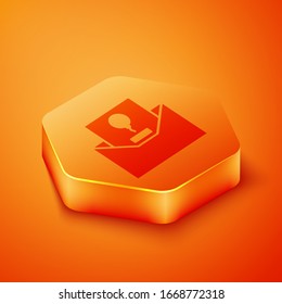 Isometrische Einladung Symbol einzeln auf orangefarbenem Hintergrund. Plakatvorlage für Feierlichkeiten oder Grußkarten. Orangefarbene Hexagon-Taste. Vektorillustration-Illustration