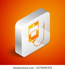 Ícono de bolsa IV isométrica aislado en el fondo naranja. Bolsa de sangre. Donar el concepto de sangre. El concepto de tratamiento y terapia, quimioterapia. Botón cuadrado plateado. Ilustración vectorial