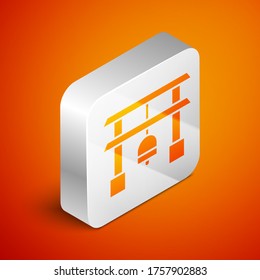 Isometric Japan Gate icono aislado en el fondo naranja. Señal de la puerta Torii. Símbolo japonés tradicional de la puerta clásica. Botón cuadrado plateado. Ilustración vectorial