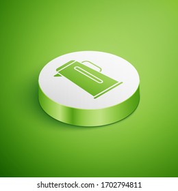 Isometric Kettle con icono de mango aislado en fondo verde. Icono de Tetera. Botón Círculo blanco. Ilustración vectorial