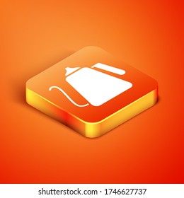Isometric Kettle con icono de mango aislado en el fondo naranja. Icono de la tetera. Ilustración vectorial