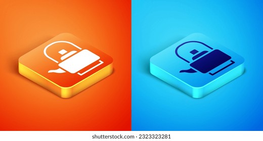 Isometric Kettle con icono de mango aislado en fondo naranja y azul. Icono de la tetera.  Vector