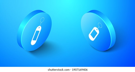 Isometric Key chain icon aislado en fondo azul. Cadena de teclas rectangular en blanco con anillo y cadena para llave. Botón de círculo azul. Vector.