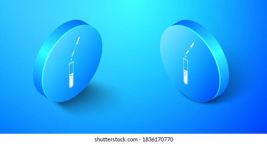 Pipeta isométrica de laboratorio con gotita líquida y caída sobre el ícono del tubo de ensayo aislado sobre fondo azul. Investigación de laboratorio o pruebas de laboratorio. Botón de círculo azul. Vector.