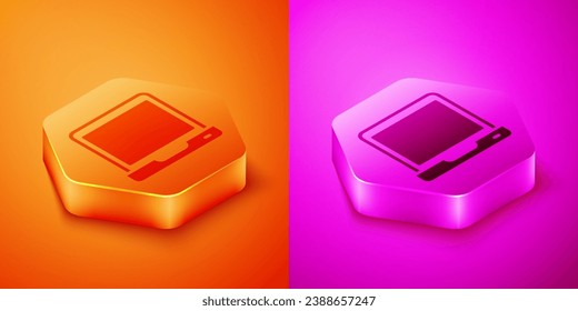 Icono de portátil isométrico aislado en fondo naranja y rosa. Ordenador portátil con signo de pantalla vacío. Botón hexagonal. Vector