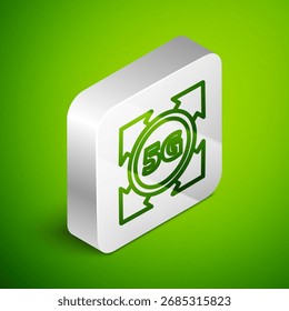 Línea isométrica 5G nuevo icono de conexión inalámbrica a internet wifi aislado en fondo verde. Tecnología de velocidad de datos de conexión de red global de alta velocidad. Botón cuadrado plateado. Vector