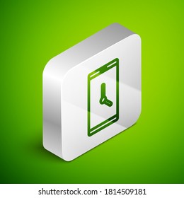 Línea isométrica Aplicación de reloj de alarma icono de interfaz de smartphone aislado en fondo verde. Botón cuadrado plateado. Vector.