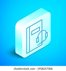 Línea isométrica Icono de libro de audio aislado en fondo azul. Reserva con auriculares. Señal de guía de audio. Concepto de aprendizaje en línea. Botón cuadrado plateado. Ilustración vectorial