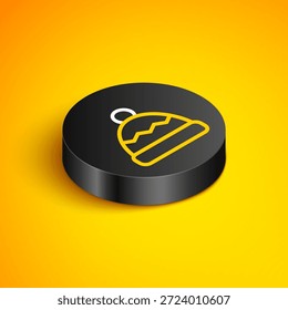 Linha isométrica Ícone de chapéu de gorro isolado no fundo amarelo. Botão círculo preto. Vetor