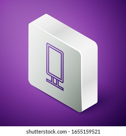 Línea isométrica Gran espejo de largo para el dormitorio, tiendas, icono del backstage aislado en fondo morado. Botón cuadrado plateado.  Ilustración vectorial
