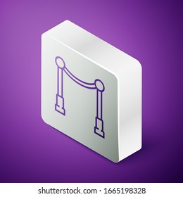 Alfombra de línea isométrica con icono de barreras aislado en fondo morado. Evento VIP, celebración de lujo. Entrada a la fiesta de la celebridad. Botón cuadrado plateado. Ilustración vectorial