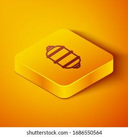 Línea isométrica Icono de linterna de papel chino aislado en fondo naranja. Botón cuadrado amarillo. Ilustración vectorial