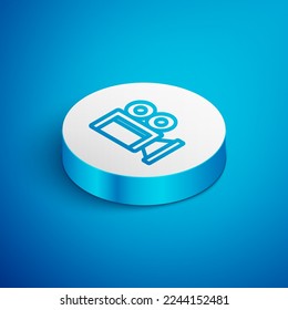 Isometrische Linie Kinokamera Symbol einzeln auf blauem Hintergrund. Videokamera. Filmzeichen. Filmprojektor. Weißer Kreis-Knopf. Vektorgrafik