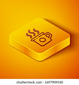 Línea isométrica Icono de la copa de té aislado en el fondo naranja. Buena comida natural. Botón cuadrado amarillo. Ilustración vectorial
