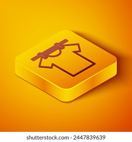 Línea isométrica Icono de ropa de secado aislado sobre fondo naranja. Camisa limpia. Lave la ropa en una cuerda con pinzas. Cuidado de la ropa y limpieza. Botón cuadrado amarillo. Vector