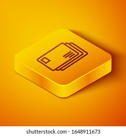 Idóneo sobre línea isométrica aislado en fondo naranja. Símbolo de carta de mensaje de correo electrónico. Botón cuadrado amarillo.  Ilustración vectorial