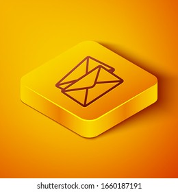 Idóneo sobre línea isométrica aislado en fondo naranja. Símbolo de carta de mensaje de correo electrónico. Botón cuadrado amarillo. Ilustración vectorial