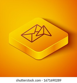 Idóneo sobre línea isométrica aislado en fondo naranja. Símbolo de carta de mensaje de correo electrónico. Botón cuadrado amarillo.  Ilustración vectorial