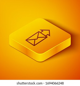 Idóneo sobre línea isométrica aislado en fondo naranja. Símbolo de carta de mensaje de correo electrónico. Botón cuadrado amarillo. Ilustración vectorial