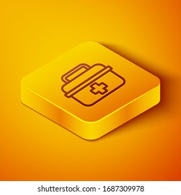 Línea isométrica Icono del kit de primeros auxilios aislado en fondo naranja. Caja médica con cruz. Equipo médico de emergencia. Concepto de salud. Botón cuadrado amarillo. Ilustración vectorial