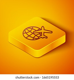Isometrische Linie Globe mit fliegendem Flugzeug Symbol einzeln auf orangefarbenem Hintergrund. Das Flugzeug fliegt um den Planeten Erde. Aircraft World Icon. Gelber Quadrat-Knopf. Vektorillustration-Illustration