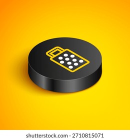 Icono de rallador de línea isométrica aislado sobre fondo amarillo. Símbolo de cocina. Utensilio de cocina. Letrero de cubiertos. Botón de círculo negro. Vector