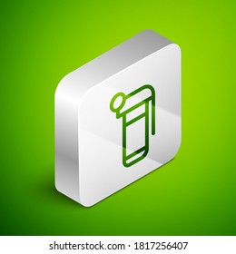 Línea isométrica Icono de granada de mano aislado en fondo verde. Explosión de bomba. Botón cuadrado plateado. Vector.