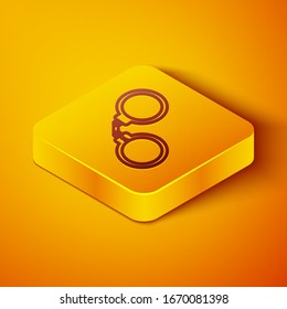 Icono de esposas de línea isométrica aislado en fondo naranja. Botón cuadrado amarillo. Ilustración vectorial