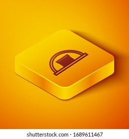 Isometric line Hangar icono aislado en fondo anaranjado. Botón cuadrado amarillo. Ilustración vectorial