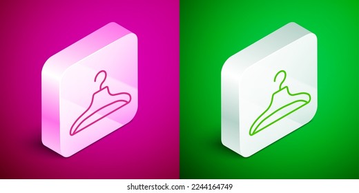 Línea isométrica Icono de guardarropa colgante aislado en fondo rosa y verde. Icono de la vestimenta. Símbolo de servicio de ropa. Signo de colgador de lavado. Botón cuadrado plateado. Vector