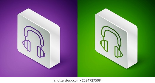 Icono de auriculares de línea isométrica aislado en fondo púrpura y verde. Auriculares. Concepto para escuchar música, servicio, comunicación y operador. Botón cuadrado plateado. Vector