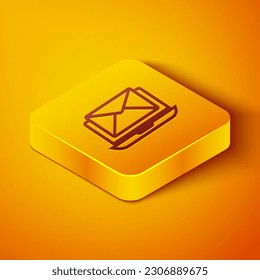 Línea isométrica Portátil con sobre y correo electrónico abierto en el icono de pantalla aislado en el fondo naranja. Marketing por correo electrónico, conceptos de publicidad en Internet. Botón cuadrado amarillo. Ilustración vectorial