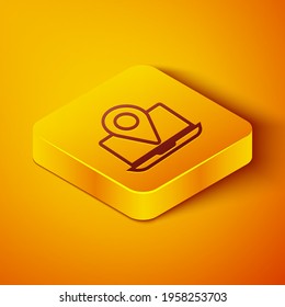 Línea isométrica Portátil con icono de marcador de ubicación aislado en el fondo naranja. Botón cuadrado amarillo. Ilustración vectorial