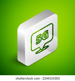 Isometrische Linie Location 5G neue WiFi-Internetverbindung Symbol einzeln auf grünem Hintergrund. Globale Netzwerk-Hochgeschwindigkeits-Datenübertragungsdatentechnologie. Silberquadrat-Taste. Vektorgrafik