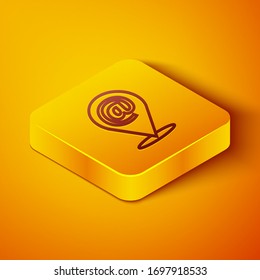 Línea isométrica Ubicación y correo e icono de correo electrónico aislados en fondo anaranjado. Símbolo de sobres e-mail. Signo de mensaje de correo electrónico. Botón cuadrado amarillo. Ilustración vectorial
