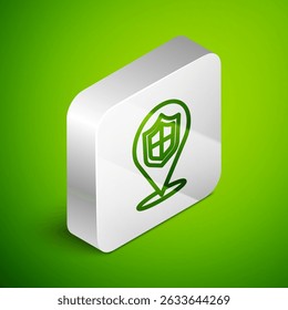 Linha isométrica Ícone de escudo de localização isolado no fundo verde. Conceito de seguro. Sinal de guarda. Segurança, proteção, conceito de privacidade. Botão quadrado prateado. Vetor