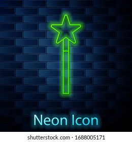 Isometric line Magic wand icon aislado en fondo blanco. Accesorio mágico con forma de estrella. Poder mágico. Botón de círculo verde. Ilustración vectorial