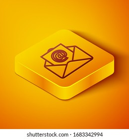 Línea isométrica Icono de correo electrónico y correo electrónico aislado en fondo anaranjado. Símbolo de sobres e-mail. Signo de mensaje de correo electrónico. Botón cuadrado amarillo. Ilustración vectorial