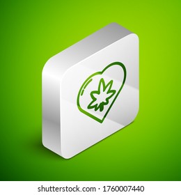 Línea isométrica Hoja de Marihuana en icono de forma cardíaca aislada en fondo verde. Símbolo de cáñamo. Botón cuadrado plateado. Ilustración vectorial