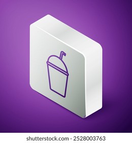 Isometrische Linie Milchshake-Symbol einzeln auf violettem Hintergrund. Kunststoffbecher mit Deckel und Stroh. Silberner quadratischer Knopf. Vektorgrafik