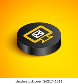 Linha isométrica Monitor e envelope, nova mensagem, e-mail, ícone de e-mail isolado no fundo amarelo. Uso de boletins informativos por e-mail, cabeçalhos, postagens de blog. Botão círculo preto. Vetor