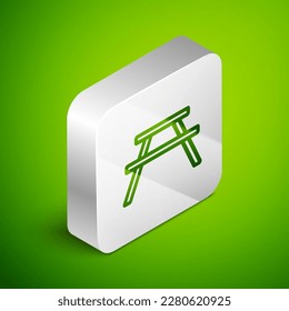 Línea isométrica Tabla picnic con bancos a ambos lados del icono de la tabla aislados en fondo verde. Botón cuadrado plateado. Ilustración vectorial
