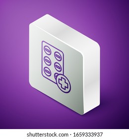 Pilas de línea isométrica en el icono del blister aislado sobre fondo morado. Paquete medico para comprimidos, vitamina, antibiótico, aspirina. Botón cuadrado plateado. Ilustración vectorial