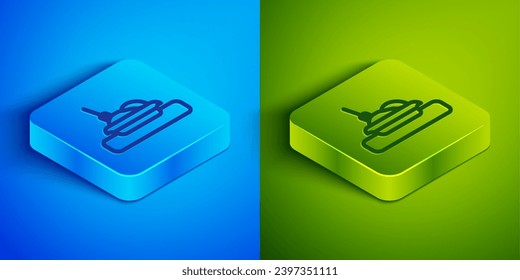Línea isométrica Icono de placa, horquilla e icono de cuchillo aislado en fondo azul y verde. Símbolo de cubiertos. Señal de restaurante. Botón cuadrado. Vector