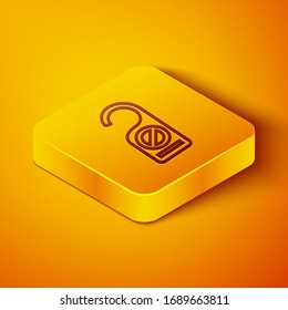 Línea isométrica Por favor, no perturbe el icono aislado en el fondo naranja. Etiquetas de la puerta del hotel. Botón cuadrado amarillo. Ilustración vectorial