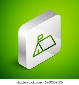 Línea isométrica Icono del campamento de protesta aislado en fondo verde. Carpa de protesta. Botón cuadrado plateado. Vector